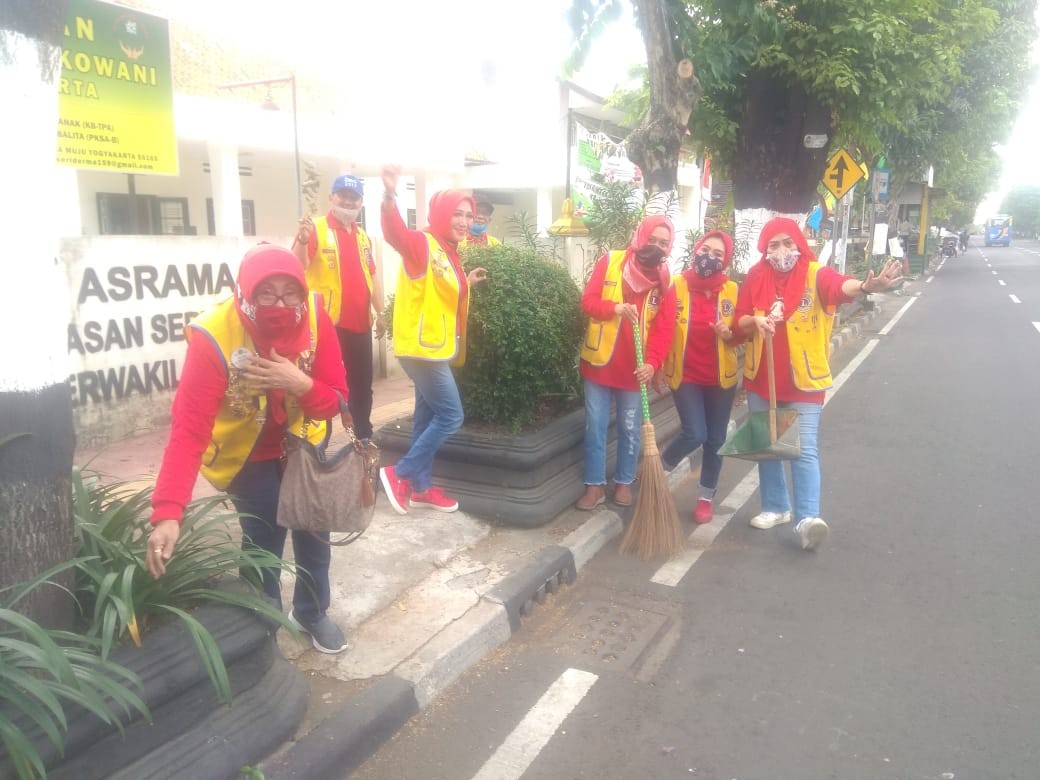 Dengan Suasana Ceria Lions Club Yogyakarta Puspita Mataram Bersih Bersih Lingkungan 